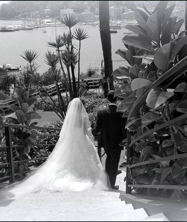 Jeunes mariés dans le jardin de l'hôtel